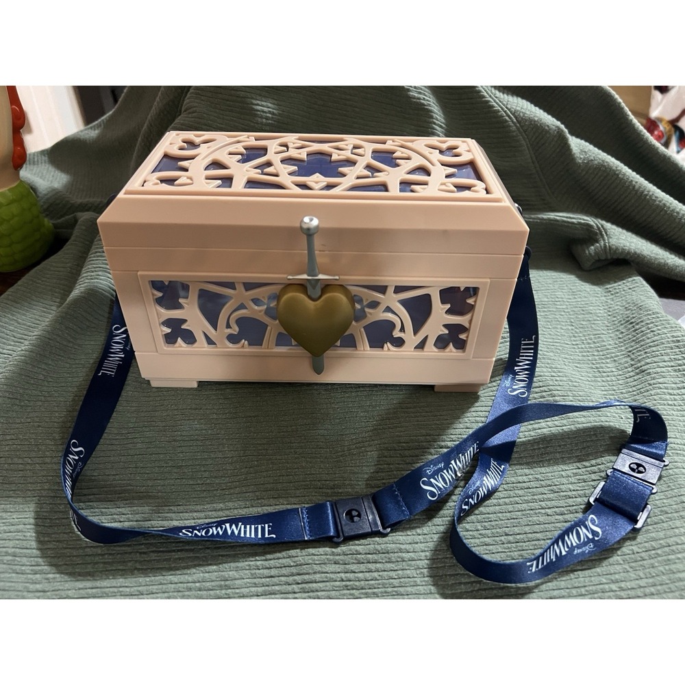 Disney - Snow White - Heart Box Chest Theme Park Souvenir Golden Link - 2025